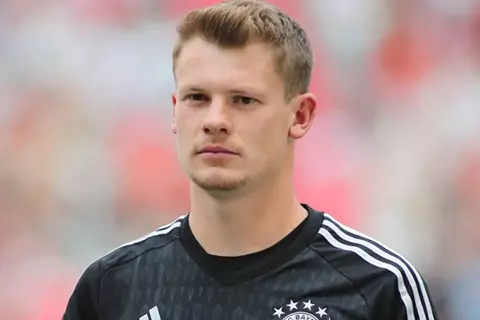 قبل 4 سنوات من نهايته.. بايرن يدرس فسخ عقد حارس مرماه